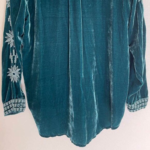 JOHNNY WAS Green Velvet Blouse/Floral Embroidery; Small; Pit to Pit: 20.5" NWOT! - Picture 9 of 10